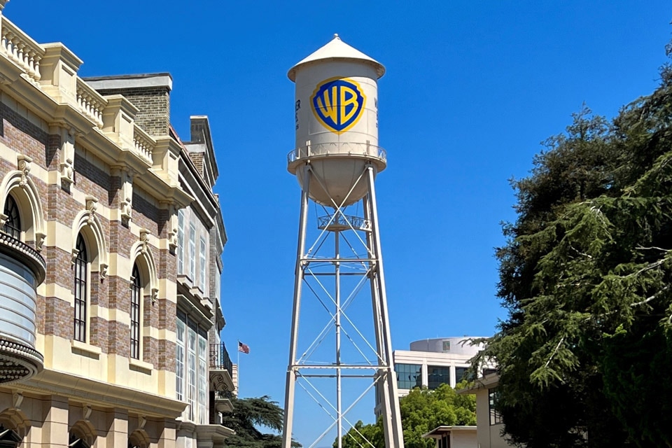 Warner Bros Water Tower | Color Kinetics Warner Bros Water Tower | Color Kinetics